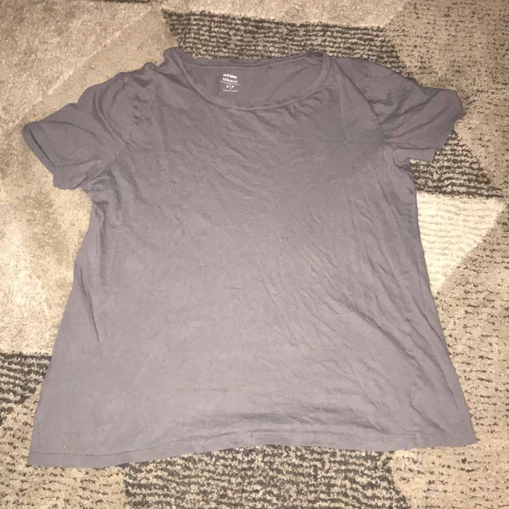 gray t-shirt